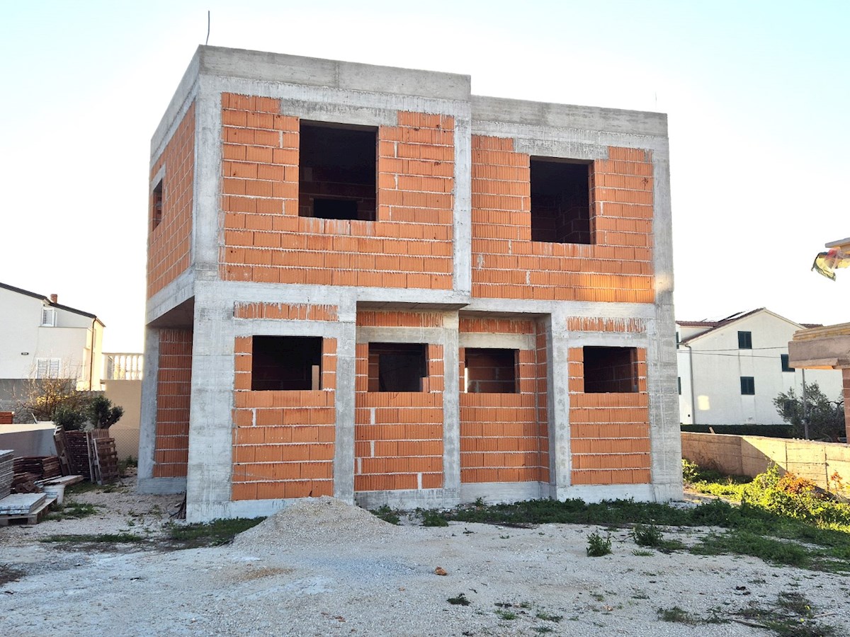 Vodice, casa moderna e funzionale in una posizione tranquilla