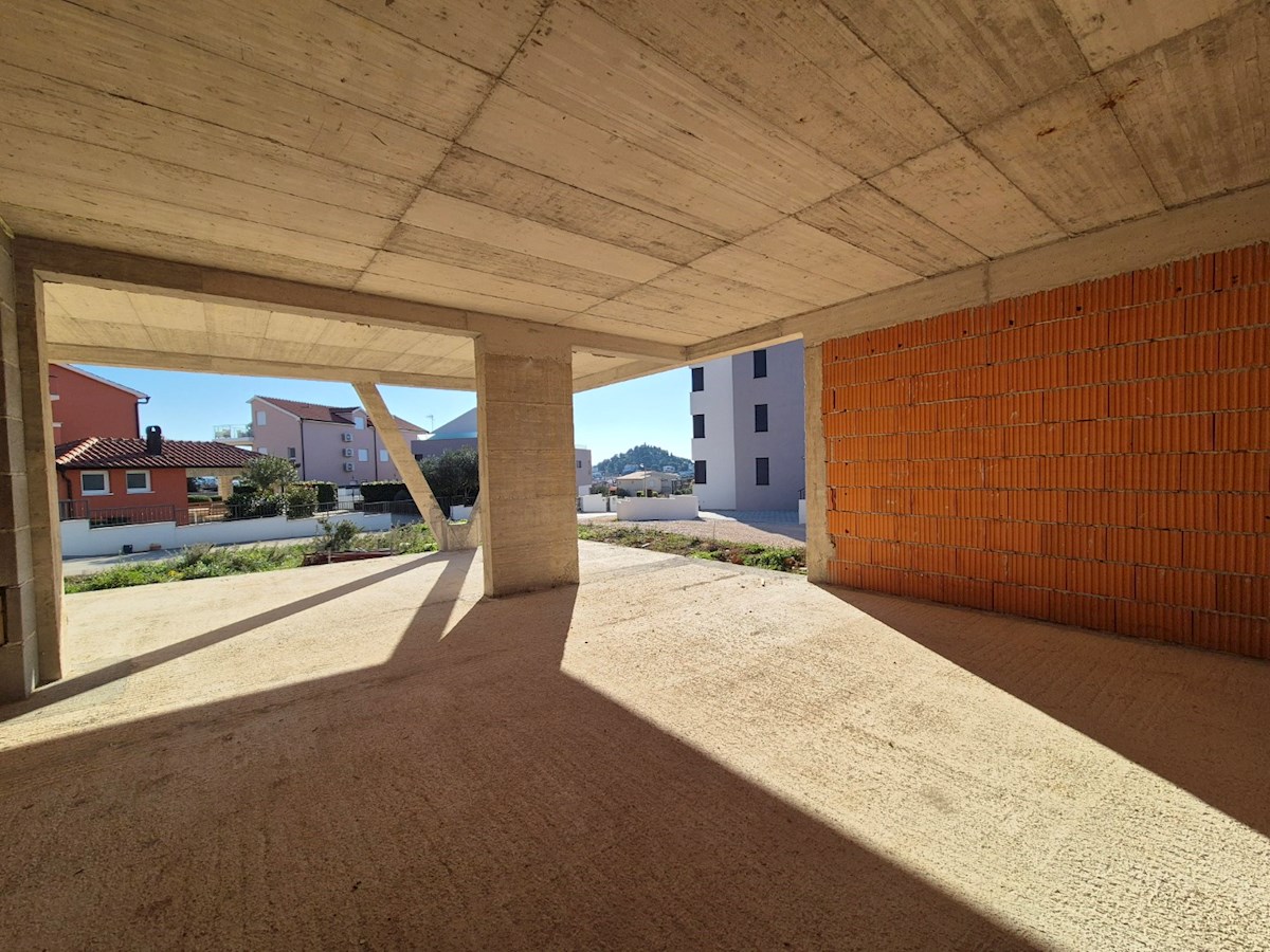 Tribunj, ampio appartamento con giardino e terrazza in una moderna nuova costruzione