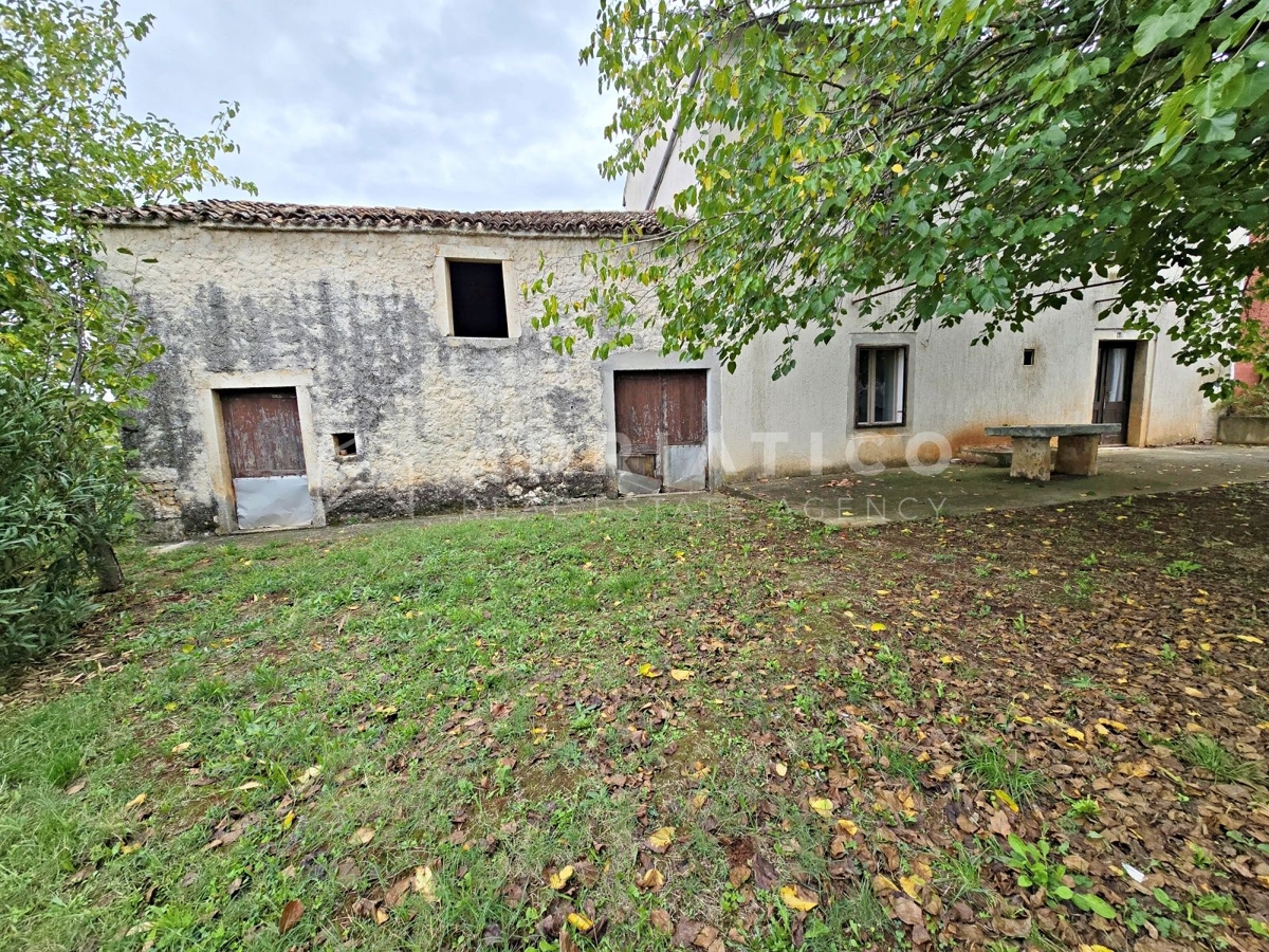 Rovigno, dintorni, vecchia casa in pietra con ampio giardino