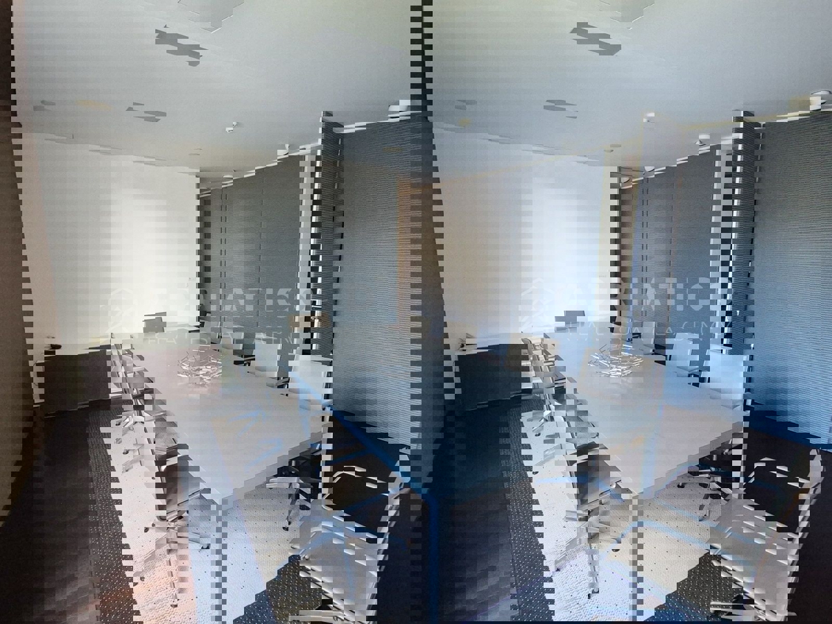 Rovigno, un grande spazio ufficio nel centro della città