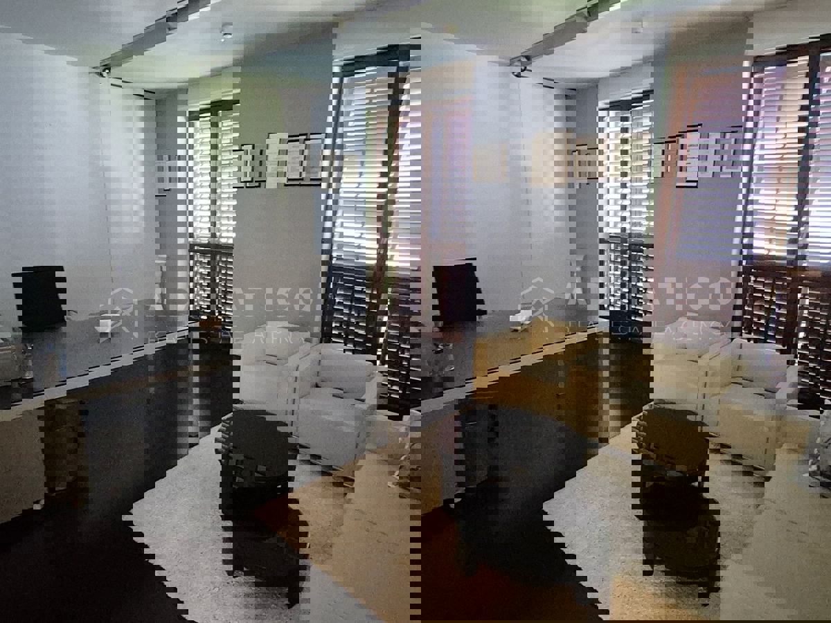 Rovigno, un grande spazio ufficio nel centro della città