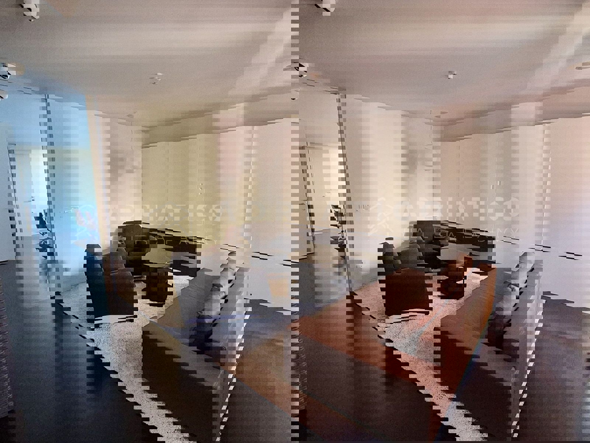 Rovigno, un grande spazio ufficio nel centro della città