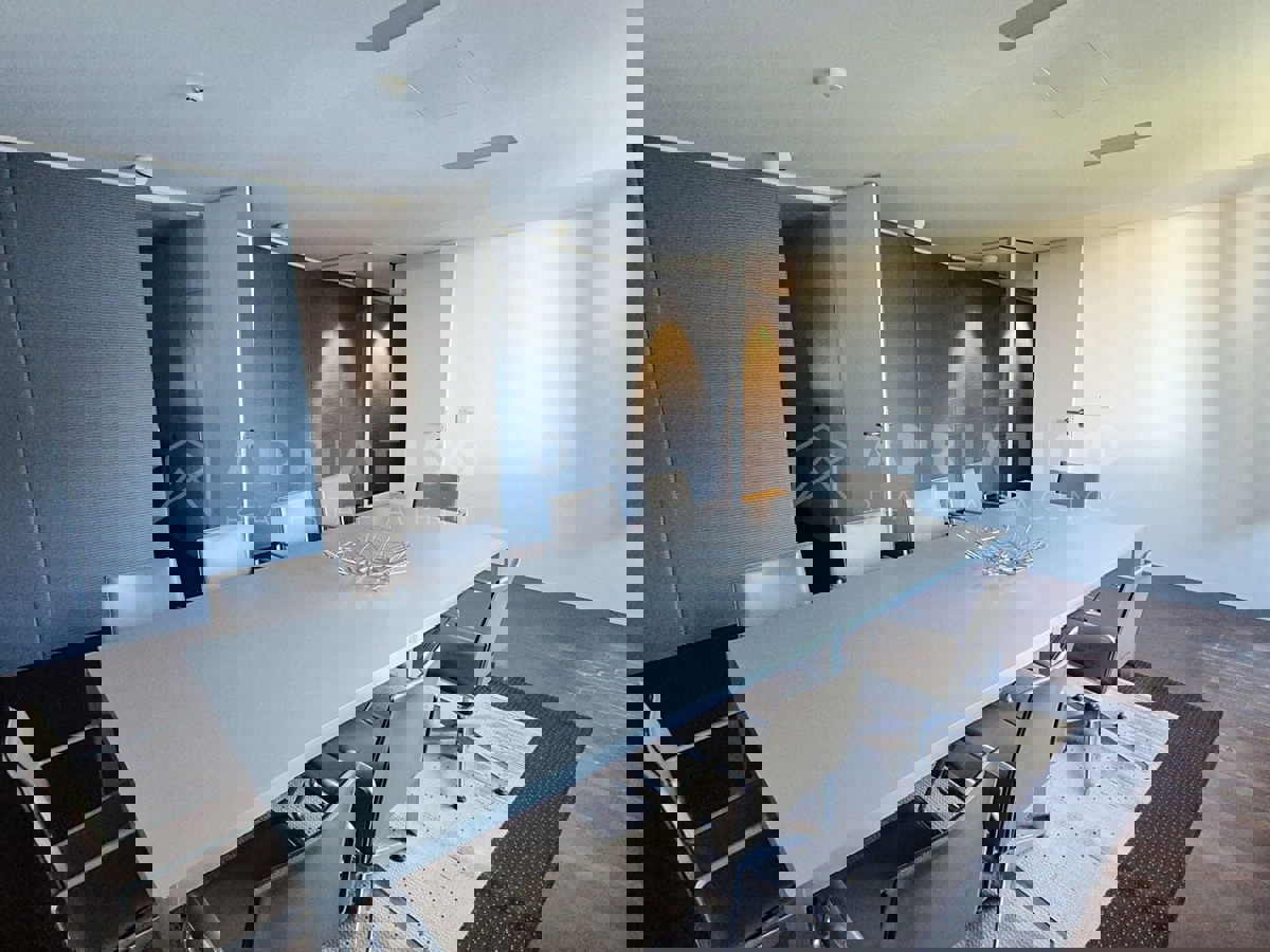 Rovigno, un grande spazio ufficio nel centro della città