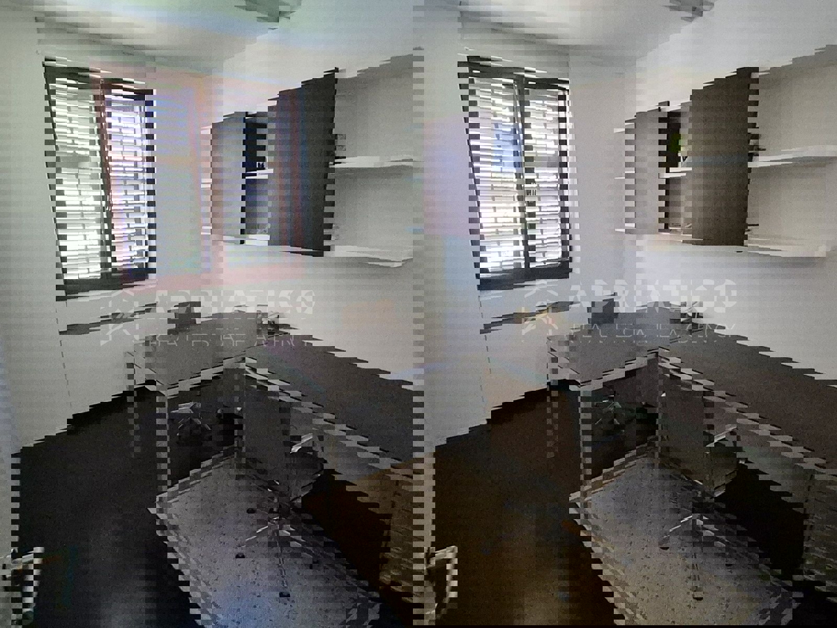 Rovigno, un grande spazio ufficio nel centro della città