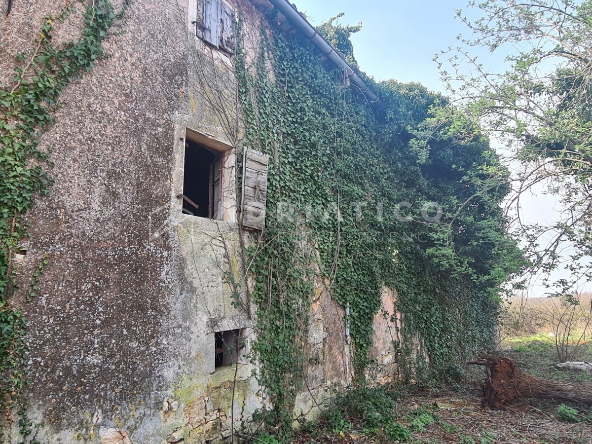 Visinada, casa secolare in pietra con ampio giardino