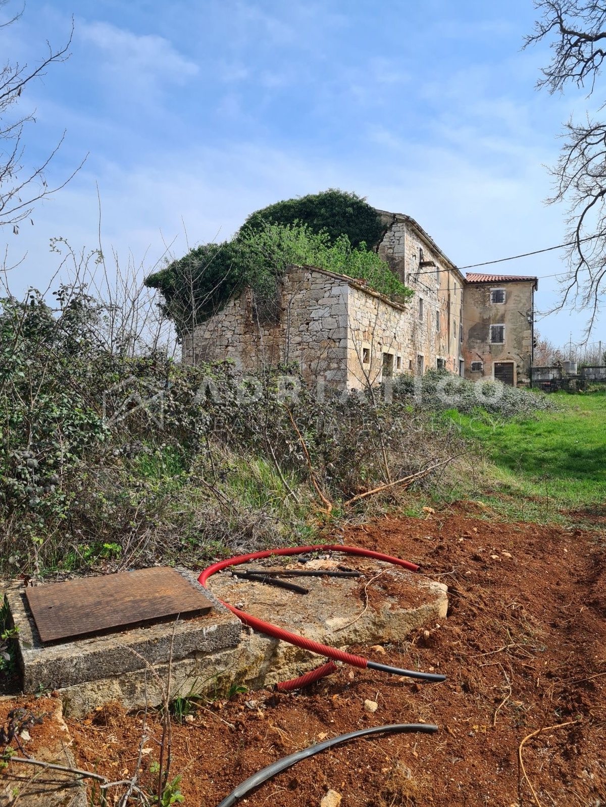 Visinada, casa secolare in pietra con ampio giardino