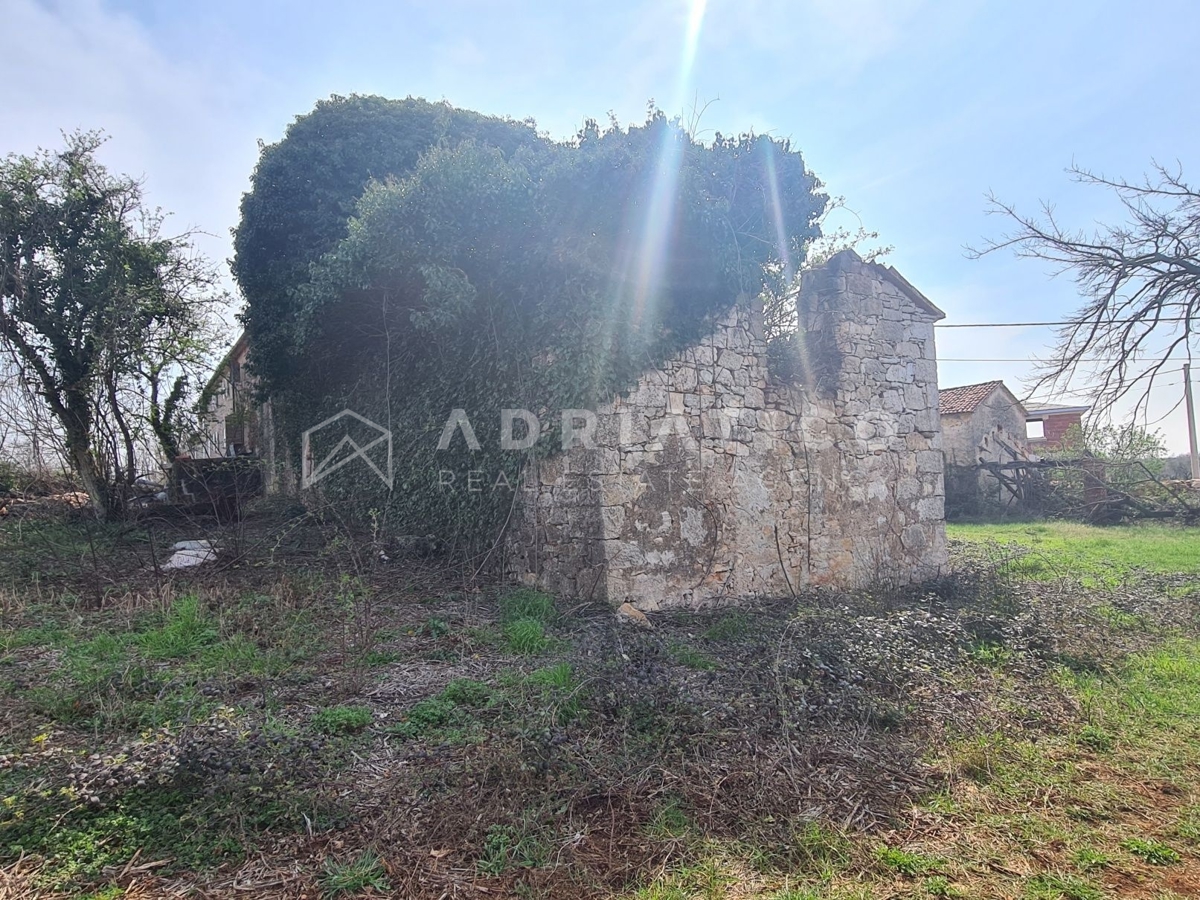 Visinada, casa secolare in pietra con ampio giardino