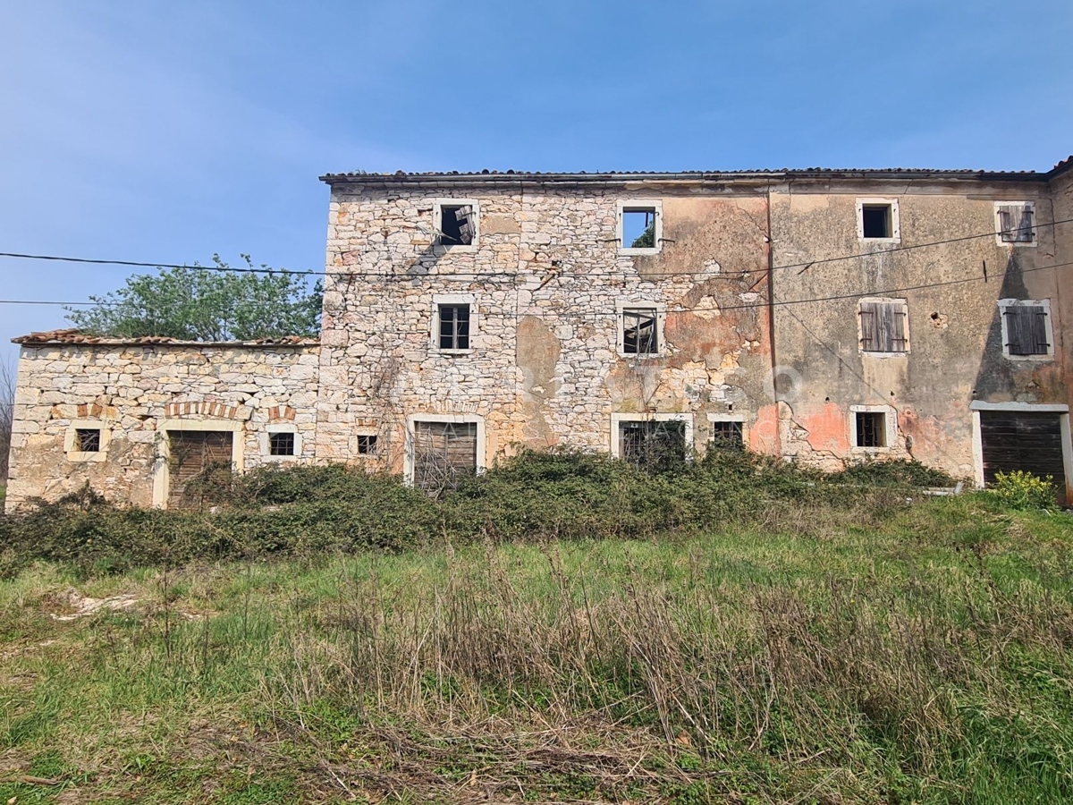 Visinada, casa secolare in pietra con ampio giardino