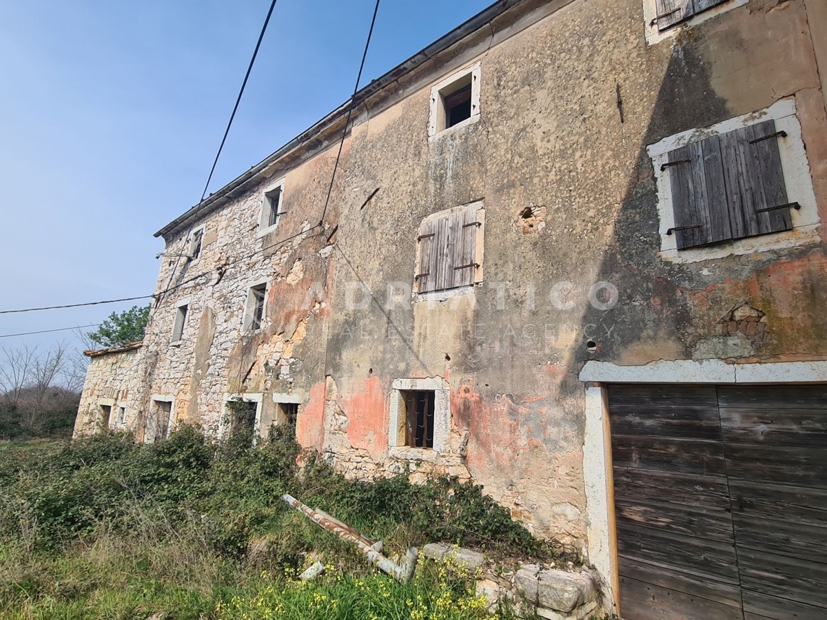 Visinada, casa secolare in pietra con ampio giardino