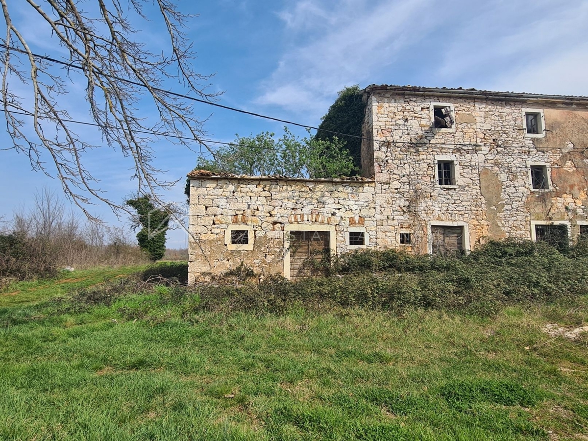 Visinada, casa secolare in pietra con ampio giardino