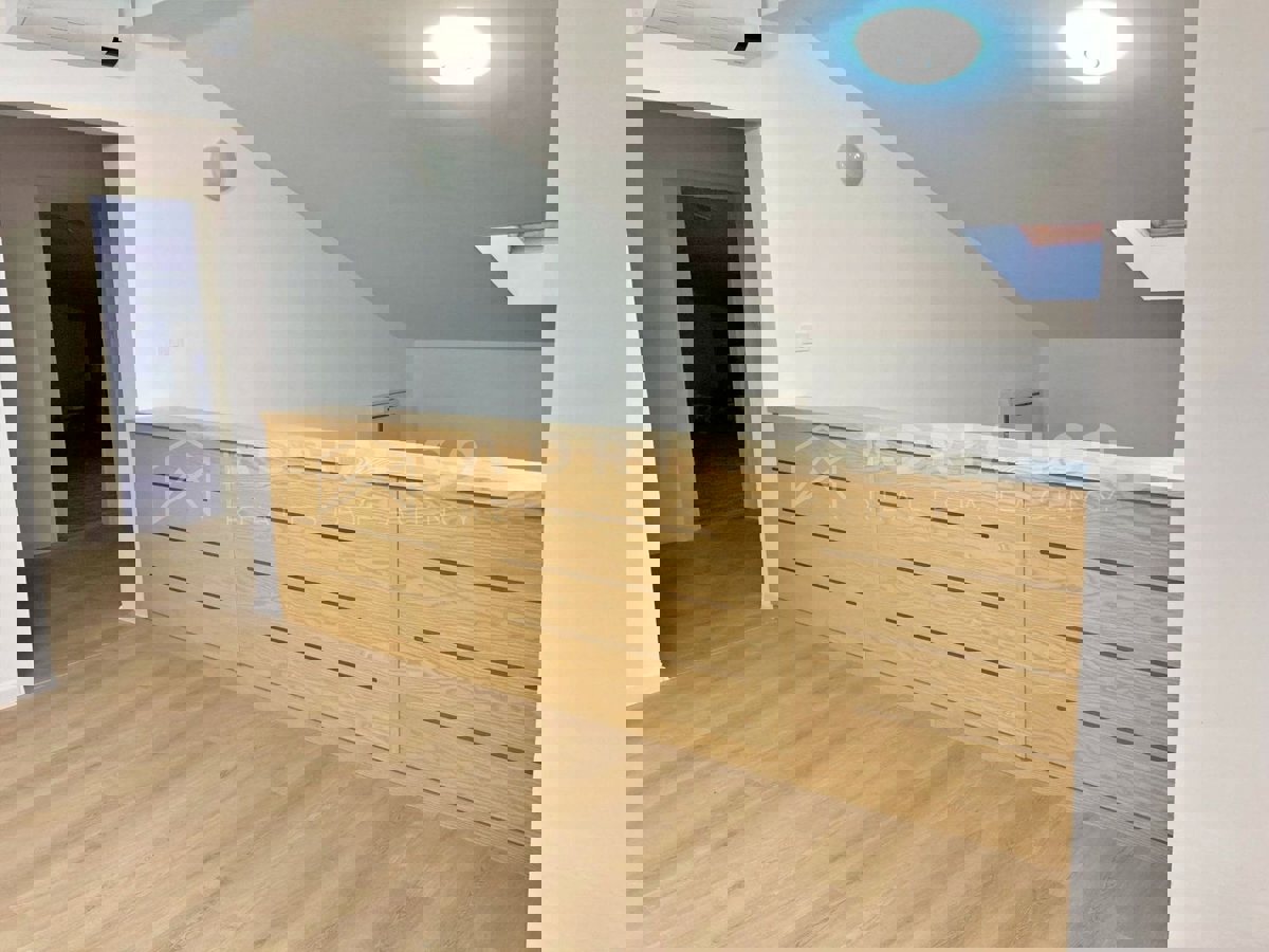 Rovigno, appartamento con due camere da letto e garage
