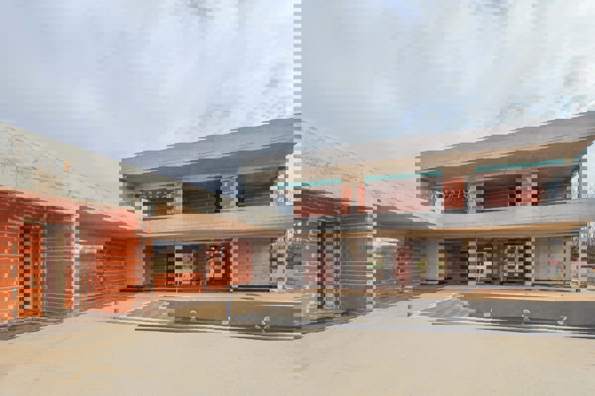 Parenzo, Kaštelir, spaziosa villa con vista e ampio giardino