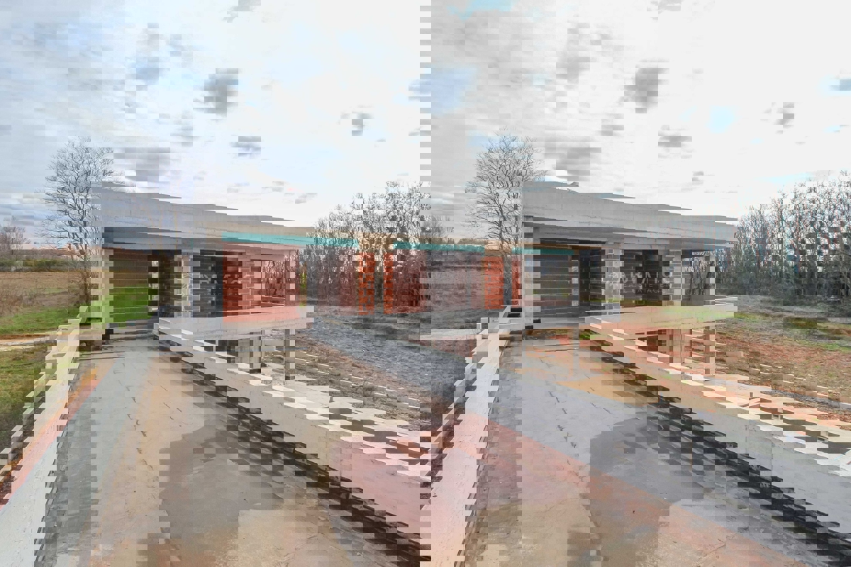 Parenzo, Kaštelir, spaziosa villa con vista e ampio giardino