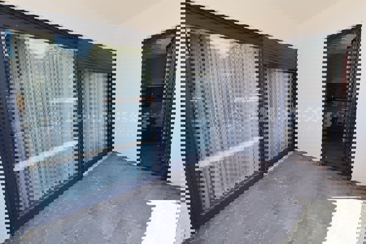 Rovigno, nuova costruzione, appartamento trilocale al primo piano