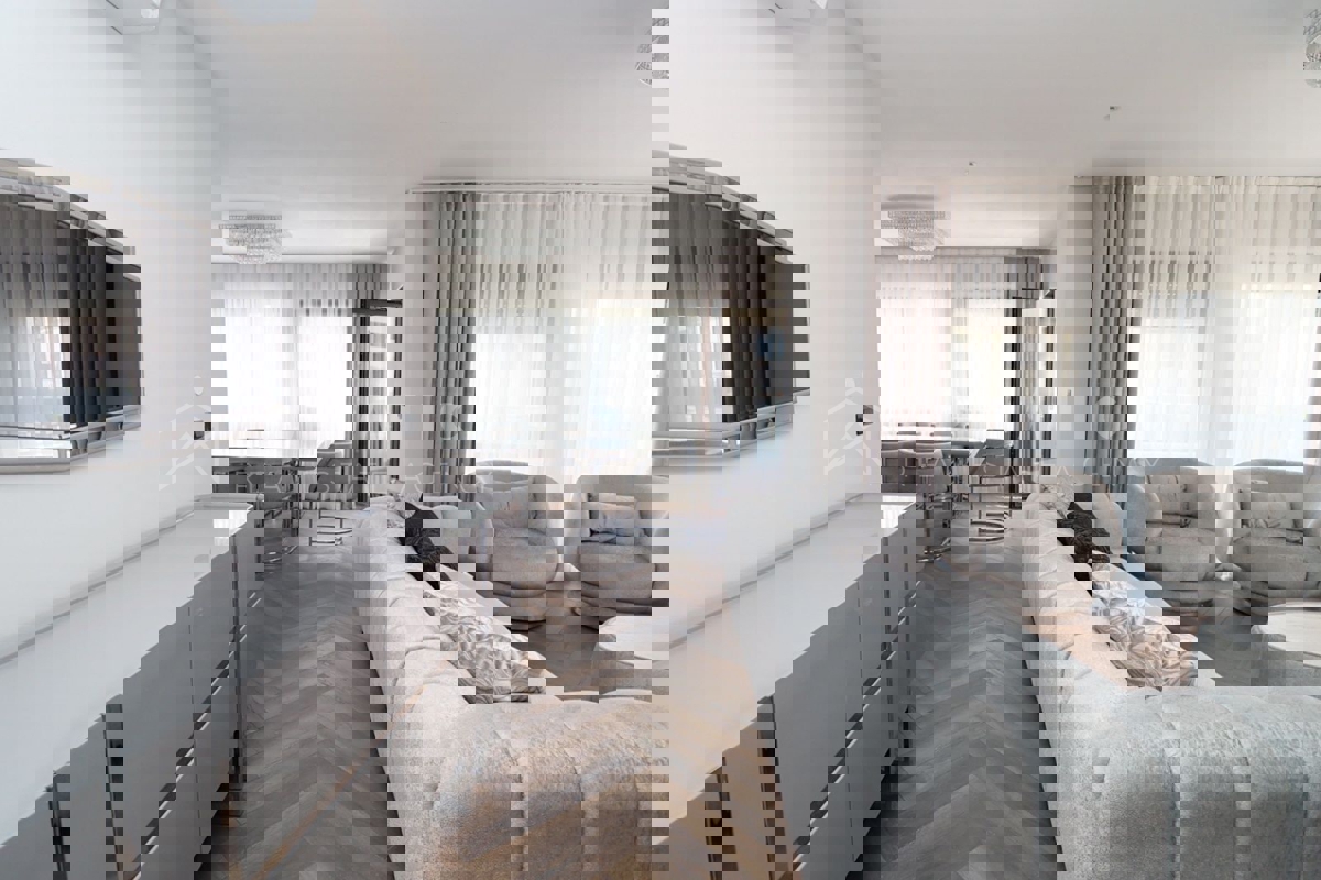 Rovigno, nuova costruzione, appartamento trilocale al primo piano