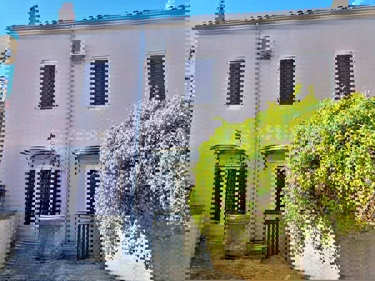 Orsera, casa in pietra a soli 250 metri dal mare