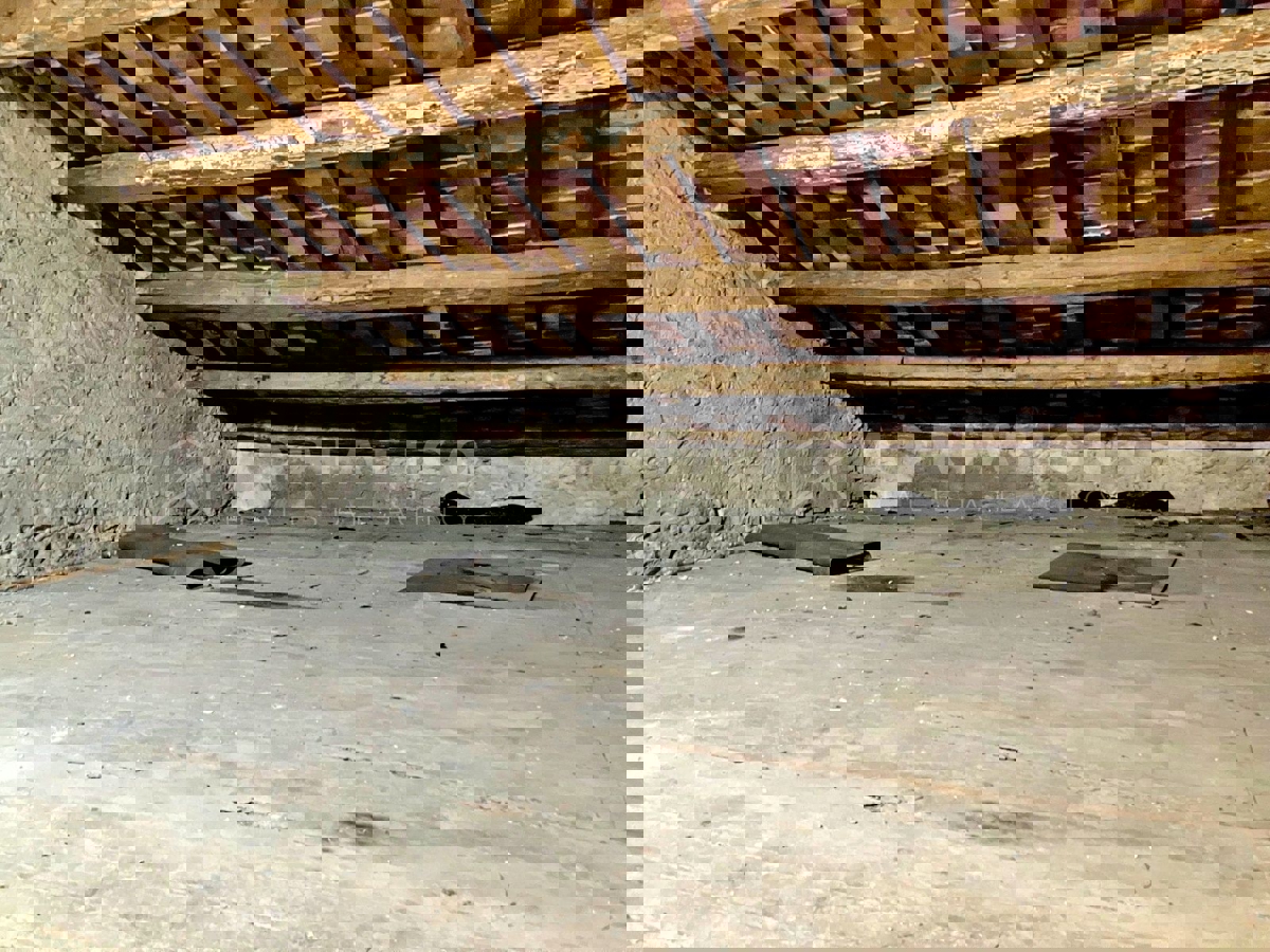 Orsera, casa in pietra a soli 250 metri dal mare