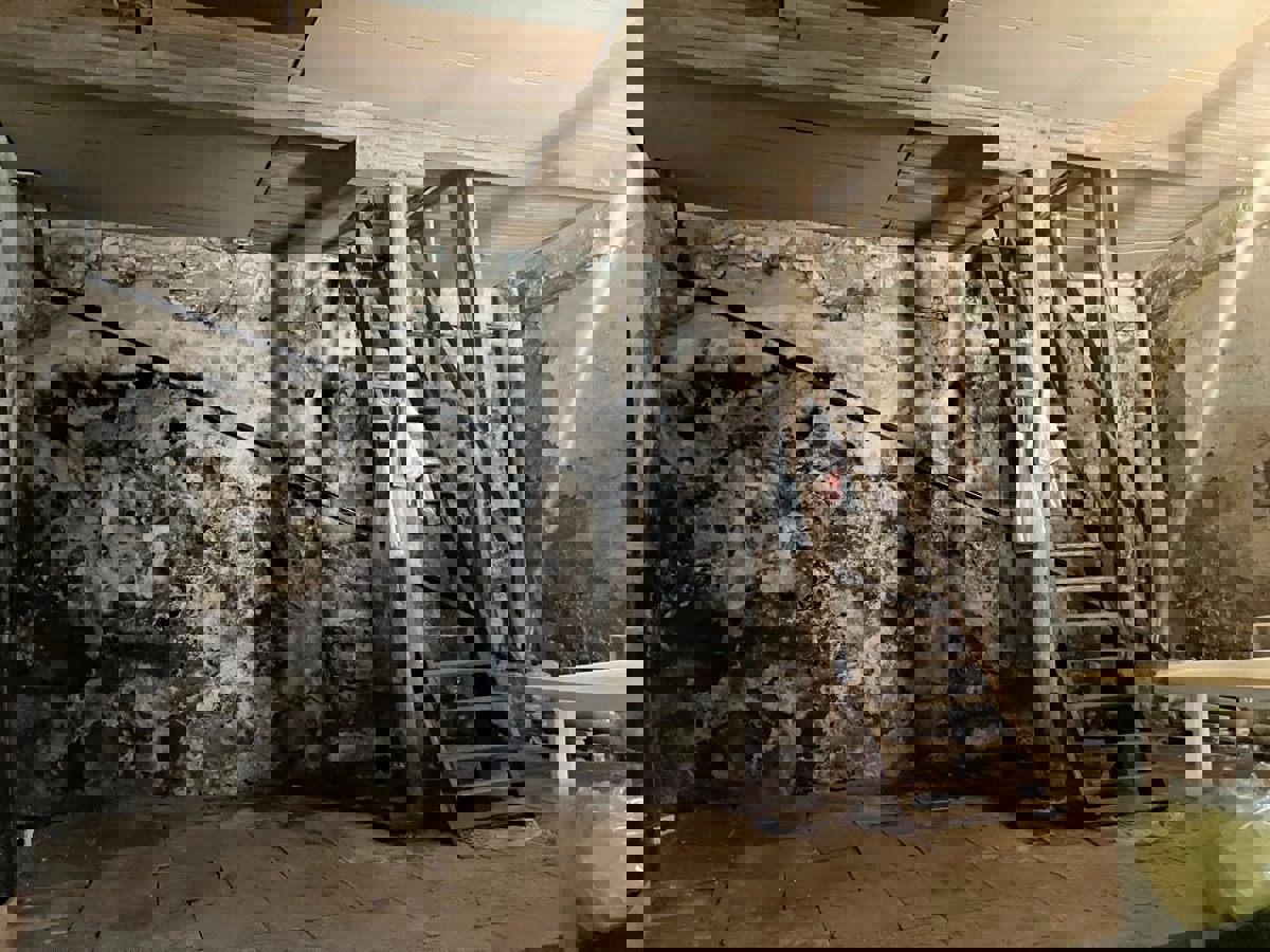 Orsera, casa in pietra a soli 250 metri dal mare