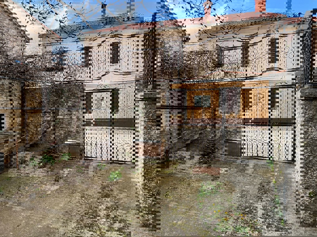 San Lovreč, casa con giardino nel centro della città vecchia