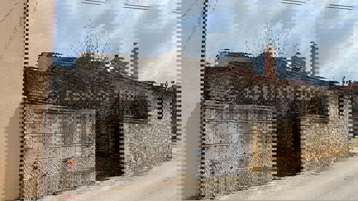 San Lovreč, casa con giardino nel centro della città vecchia