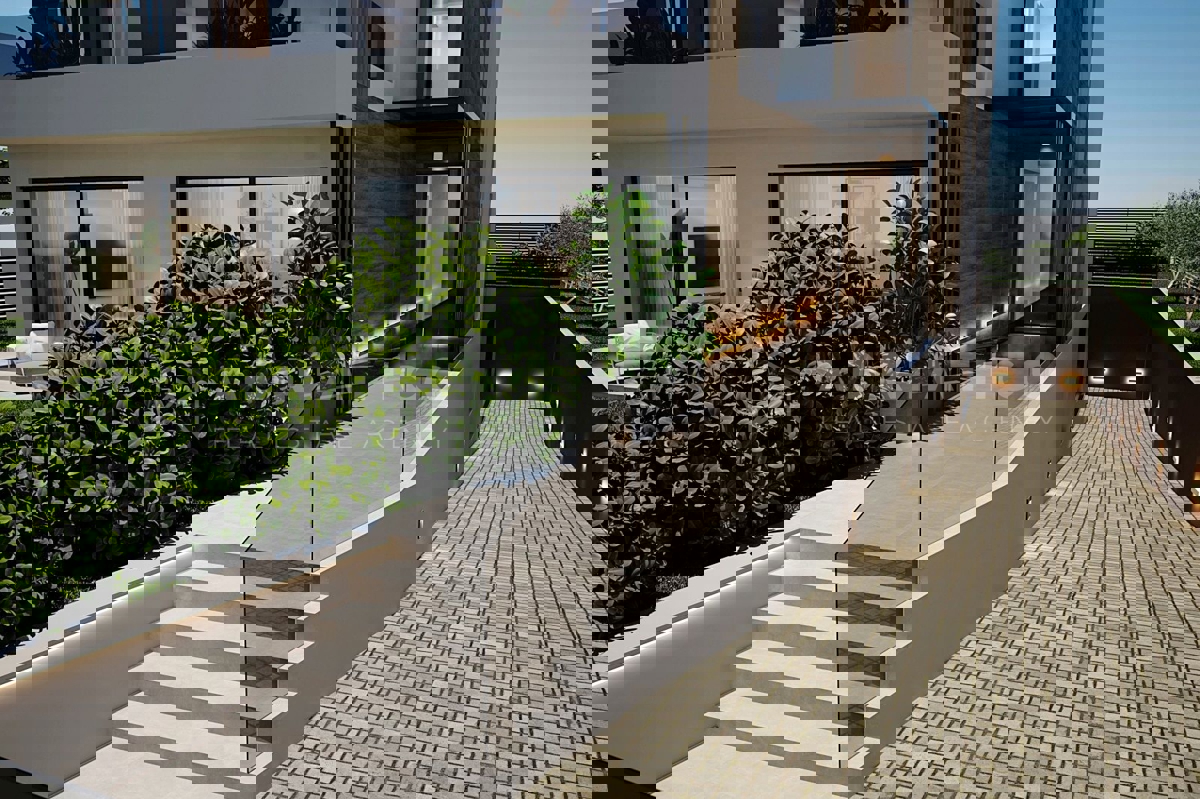 Rovigno, centro, appartamento di lusso con giardino al piano terra