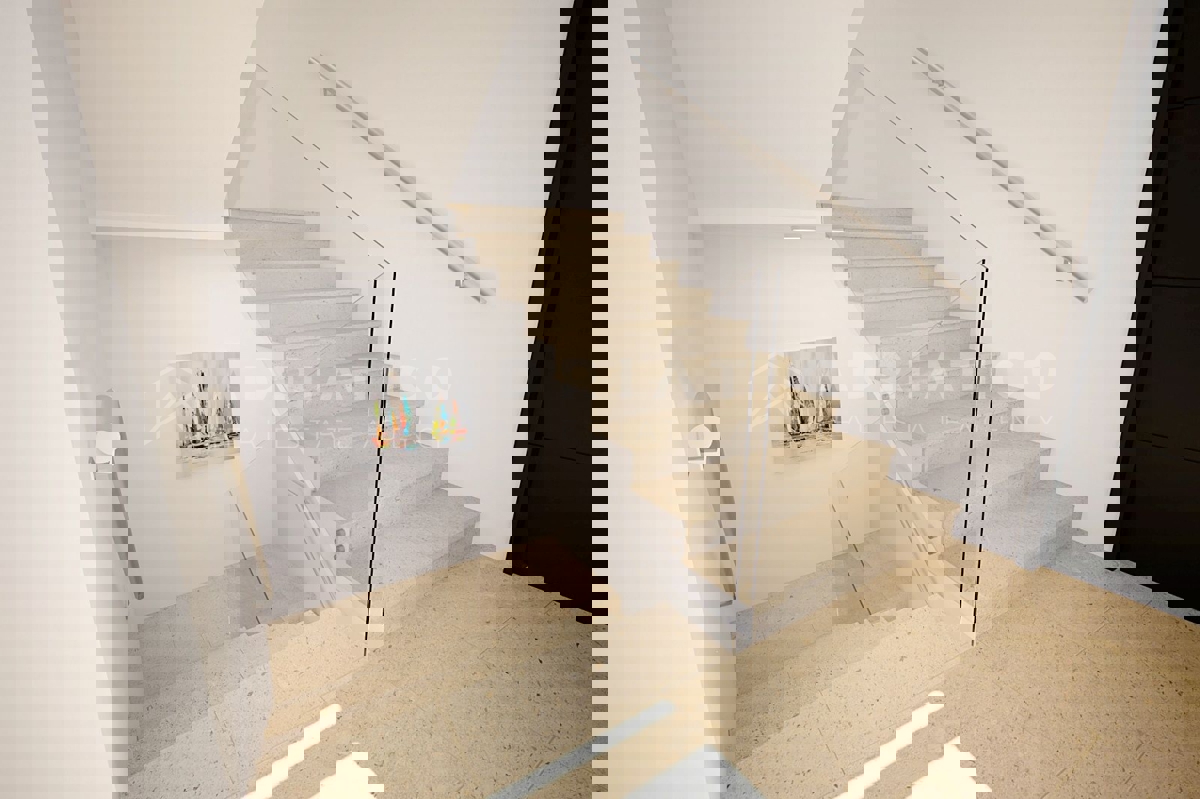 Rovigno, centro, appartamento di lusso con giardino al piano terra