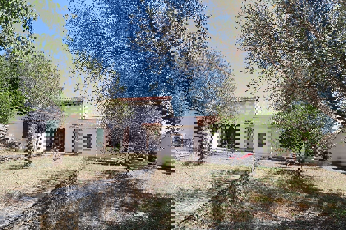 Rovigno, casa con due unità abitative e giardino, a 800 m dal mare