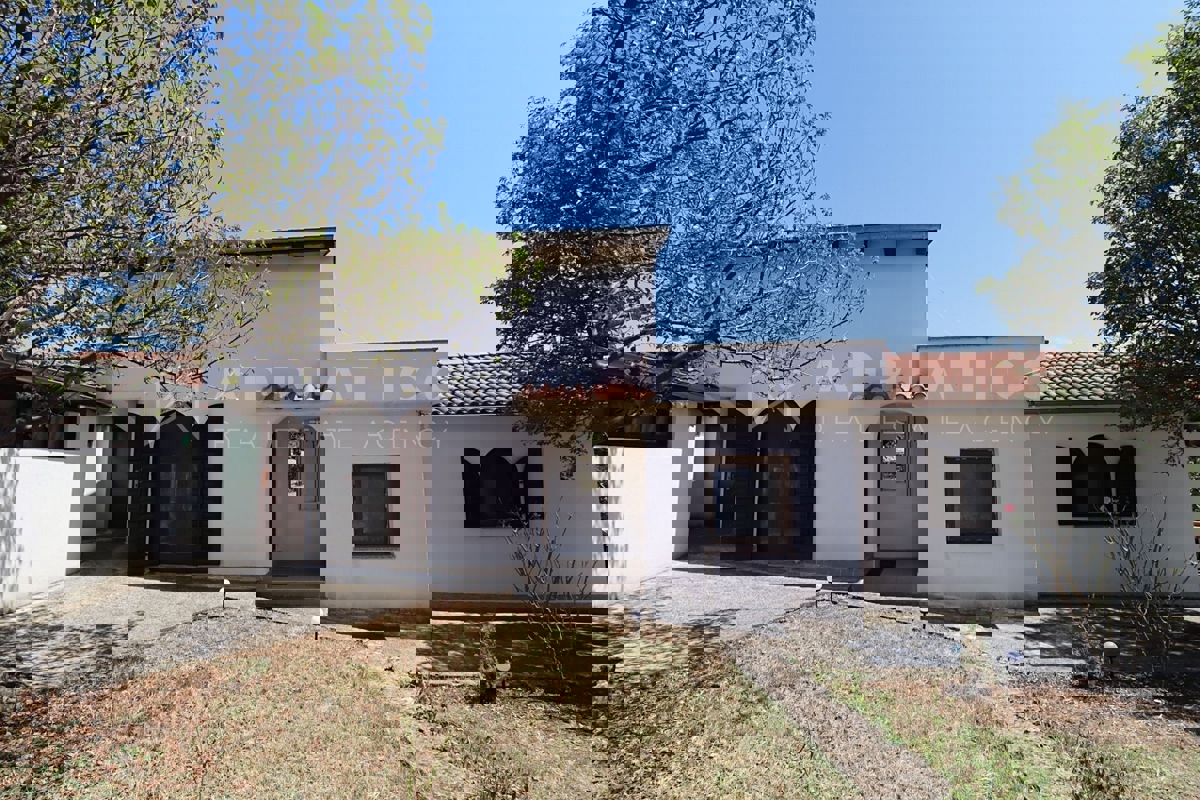 Rovigno, casa con due unità abitative e giardino, a 800 m dal mare