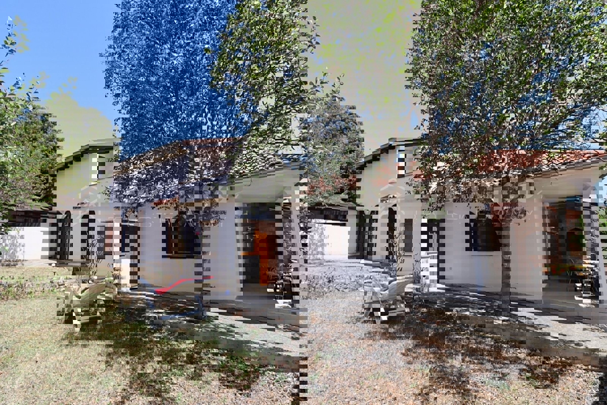 Rovigno, casa con due unità abitative e giardino, a 800 m dal mare