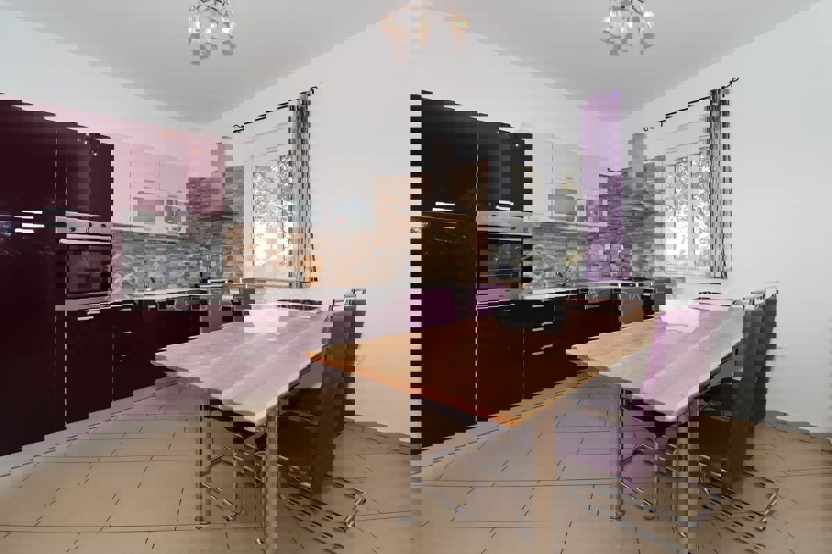 Dignano, Istria – Bella casa bifamiliare in una posizione tranquilla con vista