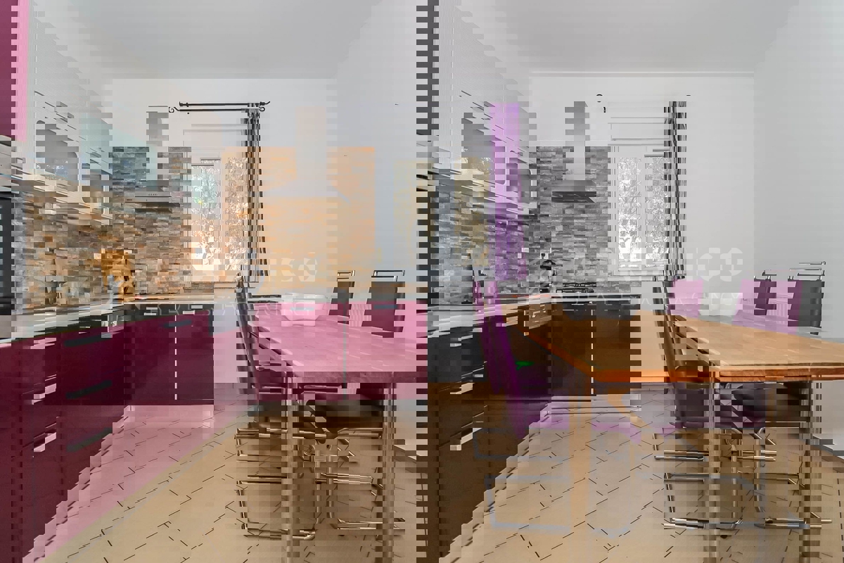 Dignano, Istria – Bella casa bifamiliare in una posizione tranquilla con vista