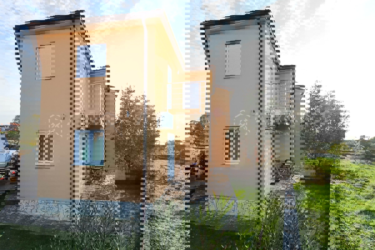 Dignano, Istria – Bella casa bifamiliare in una posizione tranquilla con vista