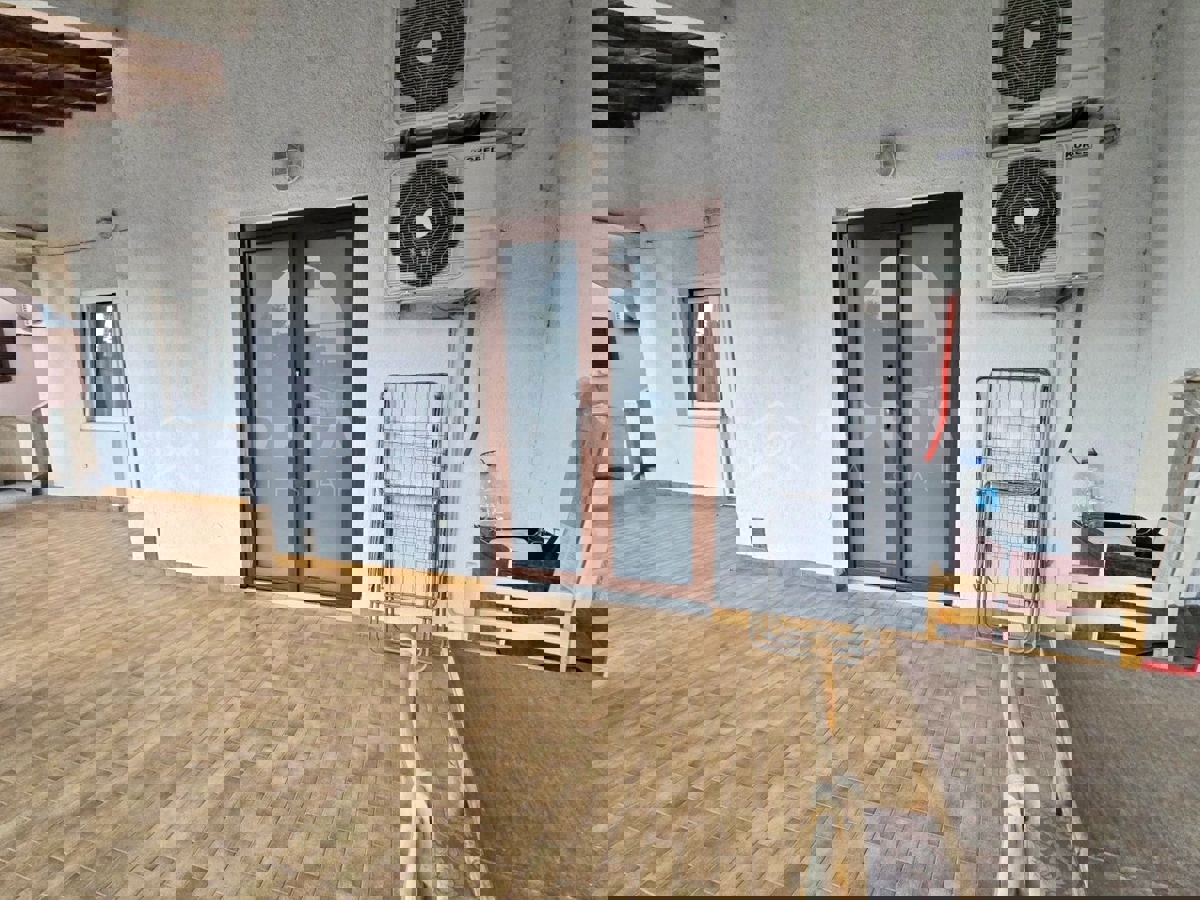 Rovigno, appartamento trilocale al piano terra 