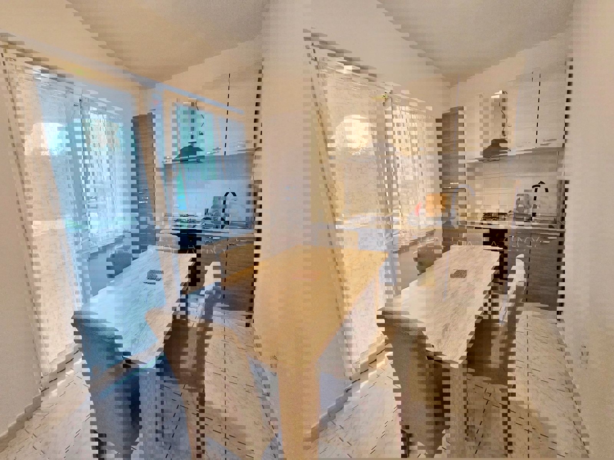 Rovigno, appartamento trilocale al piano terra 