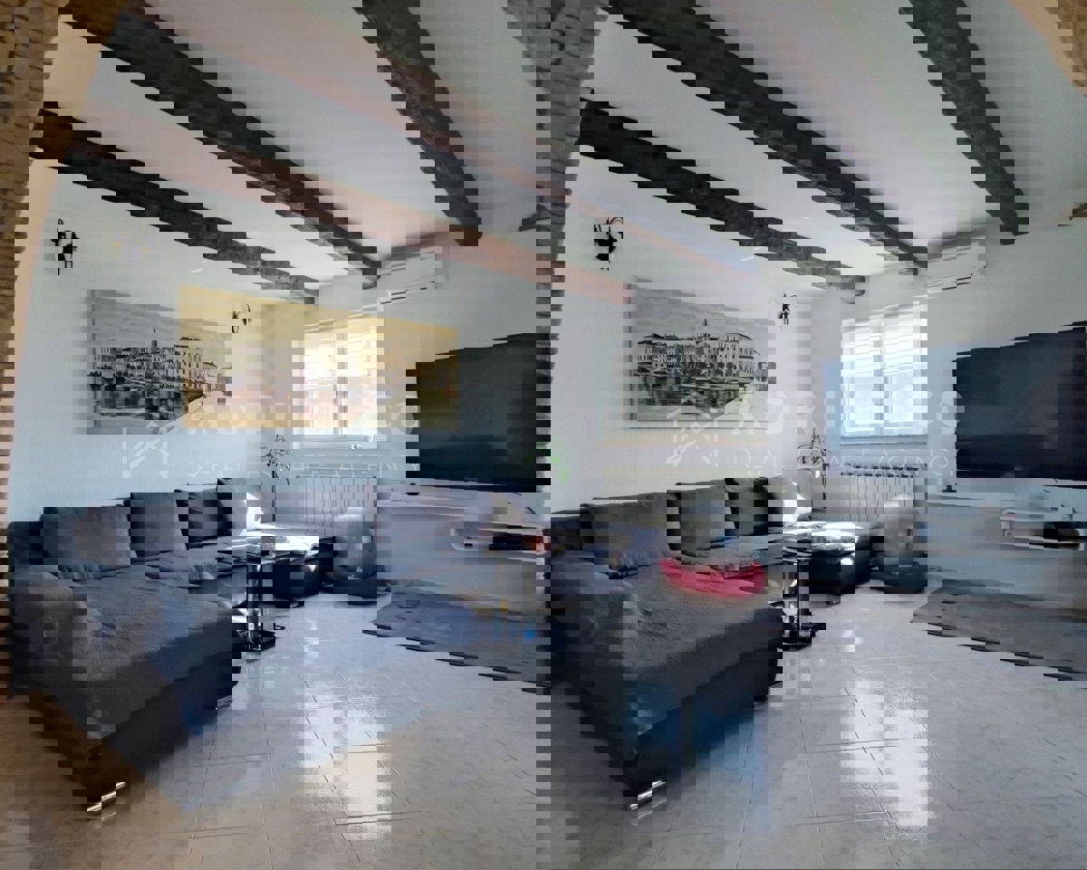 Rovinjsko Selo, spazioso appartamento con vista mare