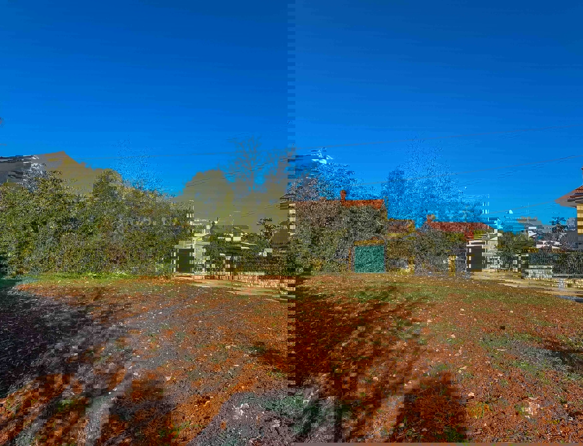 Parenzo, terreno edificabile vicino alla città