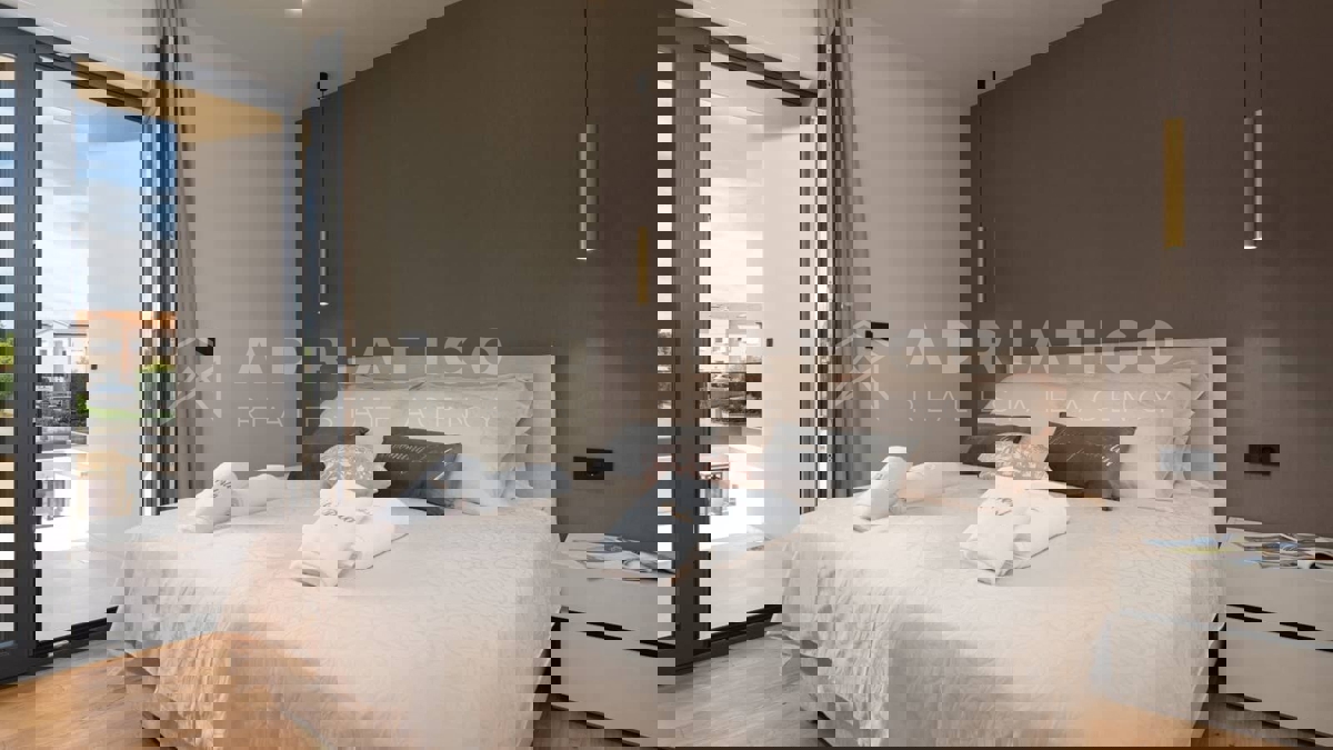 Parenzo - Nuova casa moderna con piscina