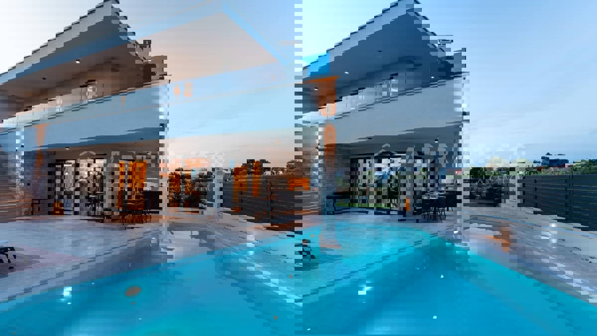 Parenzo - Nuova casa moderna con piscina