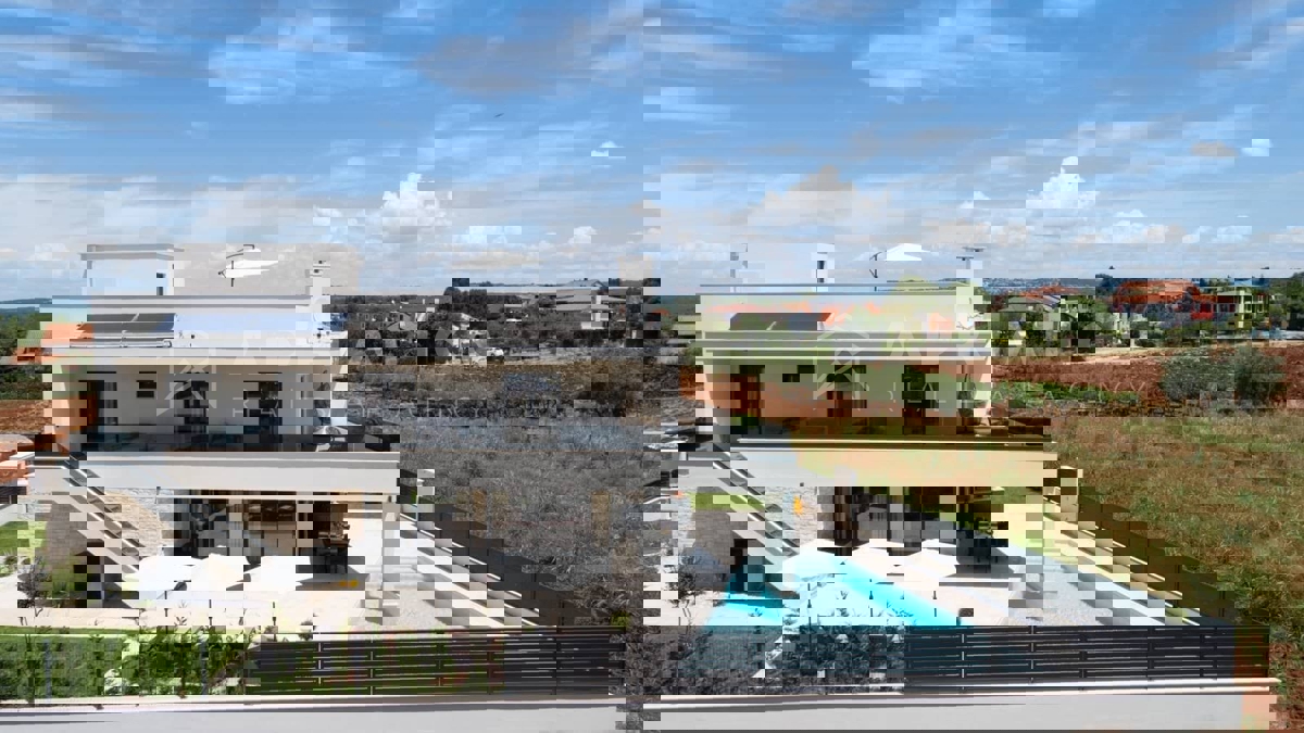 Parenzo - Nuova casa moderna con piscina