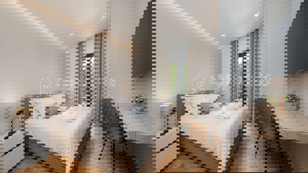 Parenzo - Nuova casa moderna con piscina