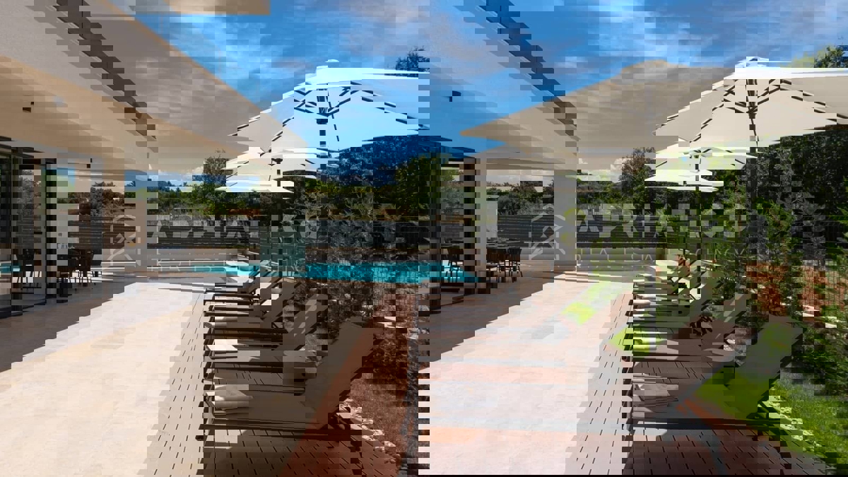 Parenzo - Nuova casa moderna con piscina