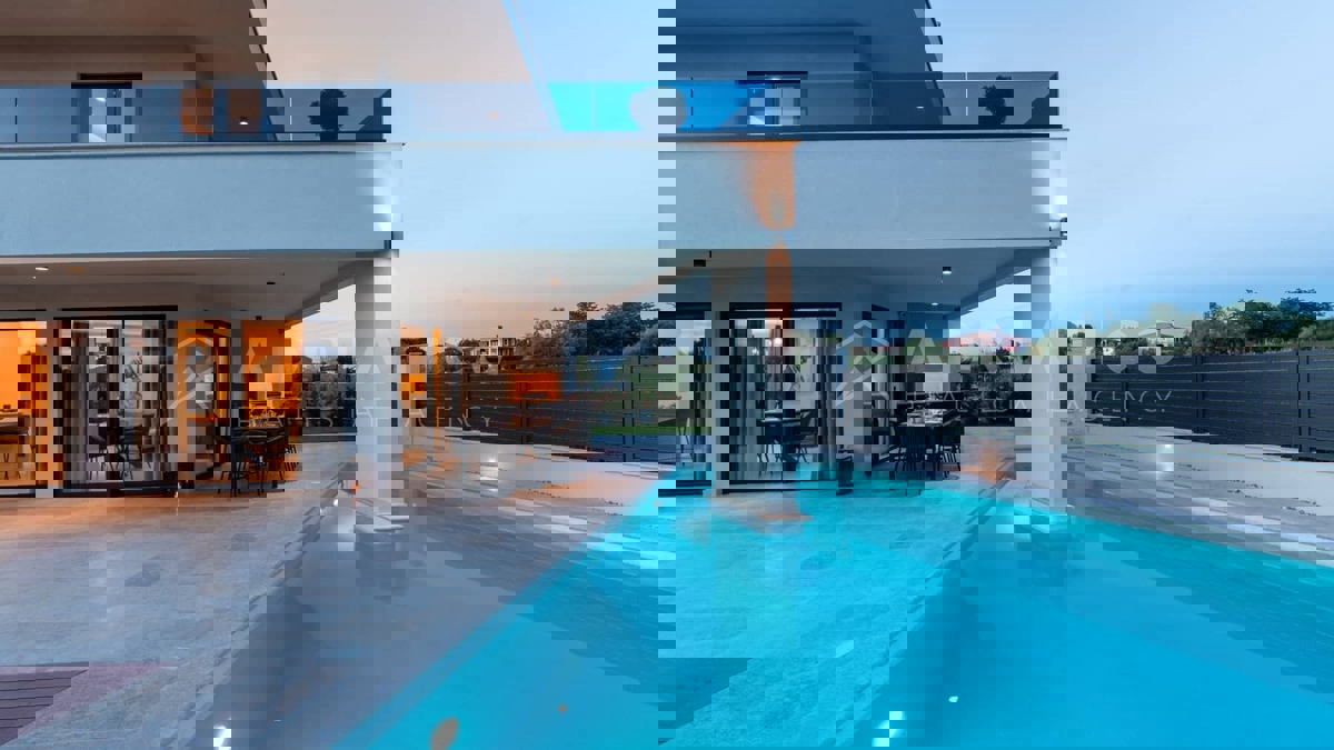 Parenzo - Nuova casa moderna con piscina