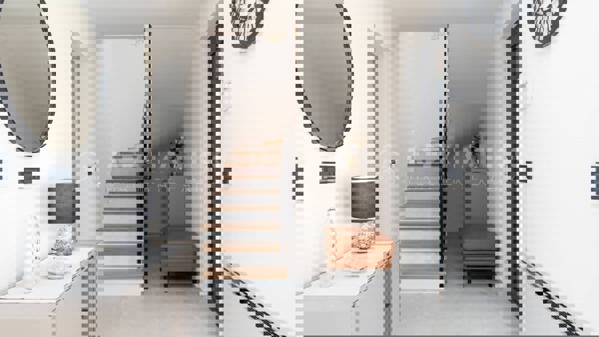 Parenzo - Nuova casa moderna con piscina