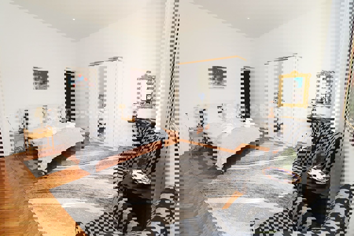 Rovigno, appartamento in posizione unica, prima fila al mare