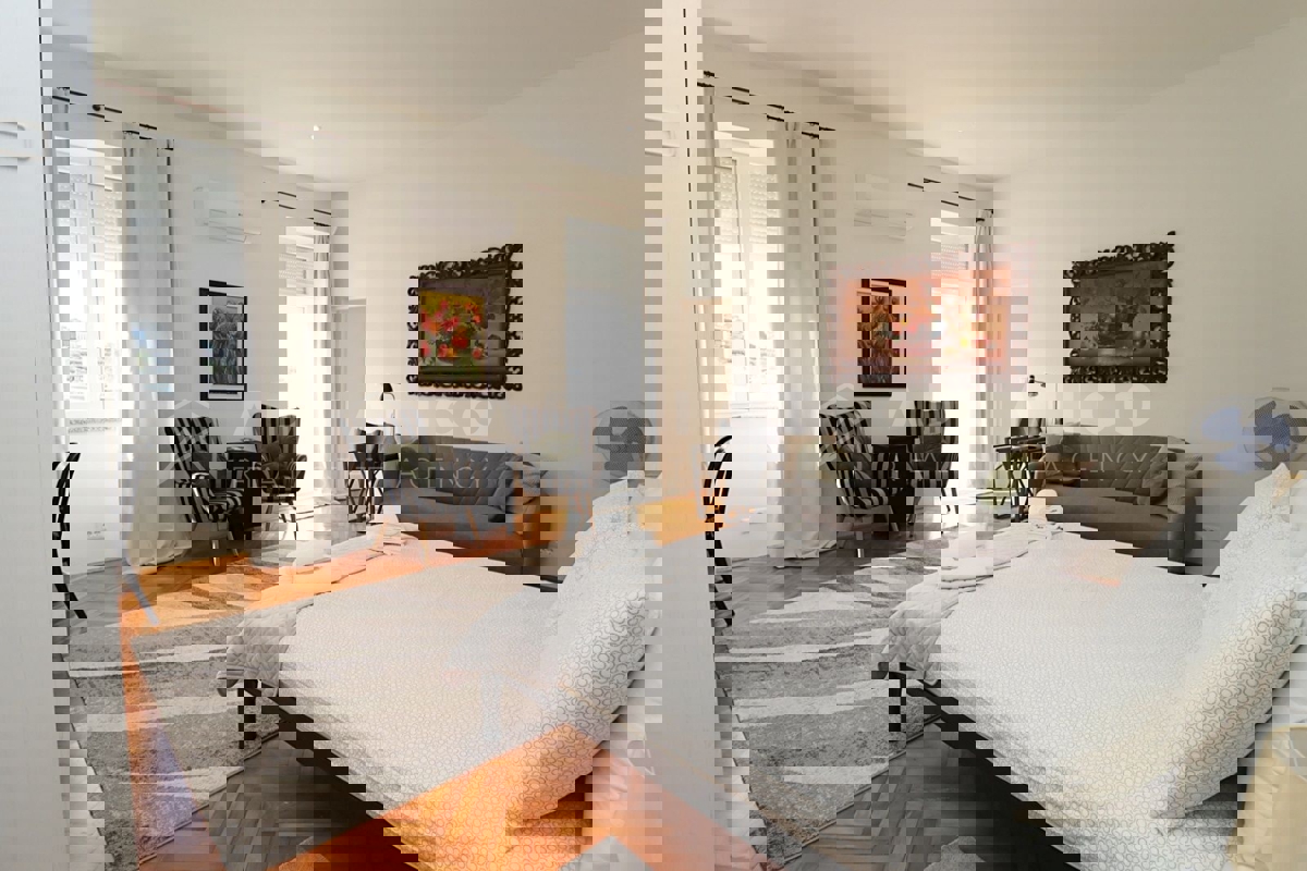 Rovigno, appartamento in posizione unica, prima fila al mare