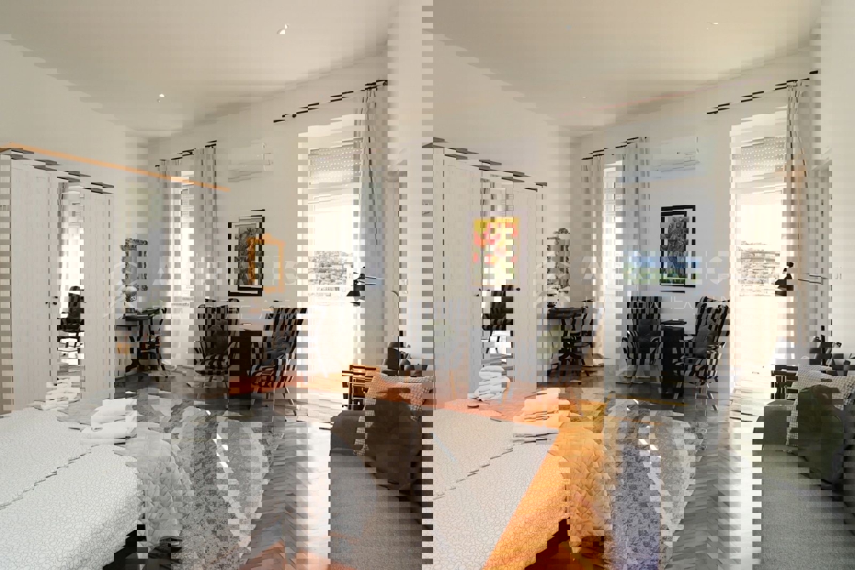 Rovigno, appartamento in posizione unica, prima fila al mare