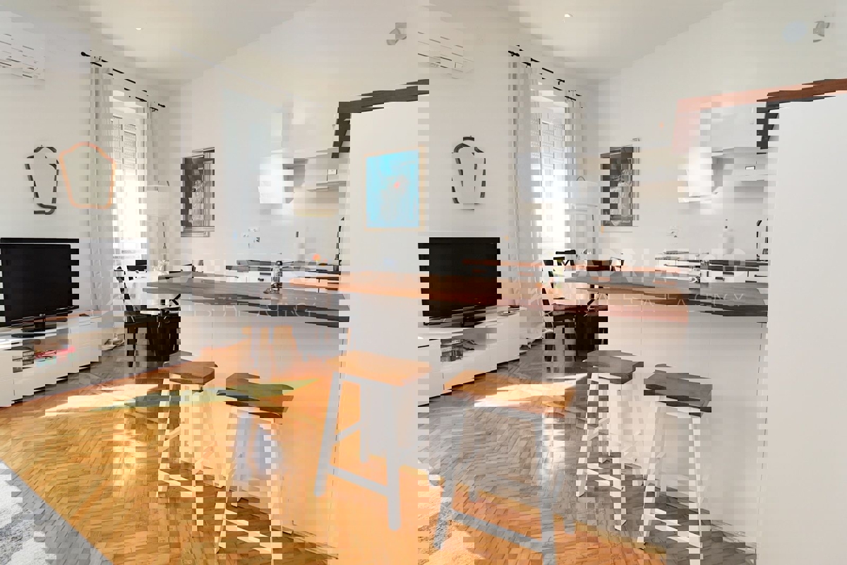 Rovigno, appartamento in posizione unica, prima fila al mare