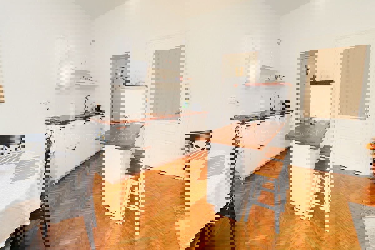 Rovigno, appartamento in posizione unica, prima fila al mare