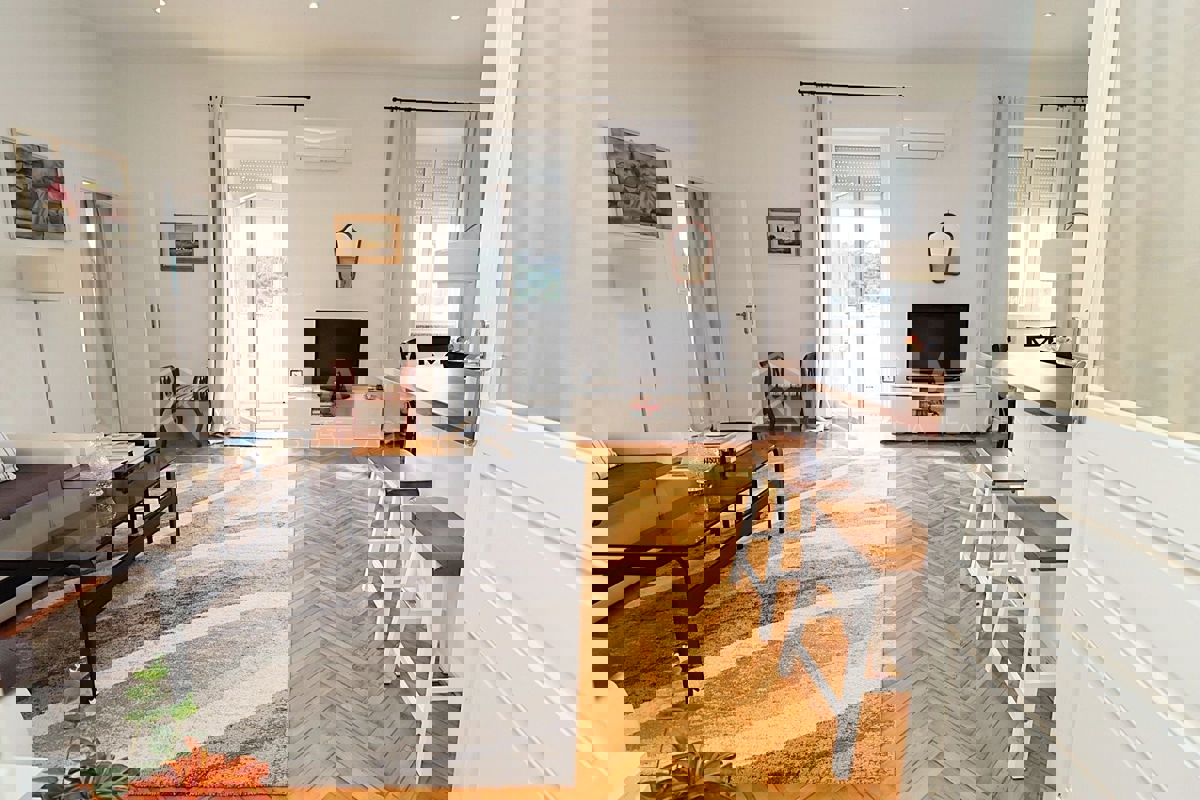 Rovigno, appartamento in posizione unica, prima fila al mare