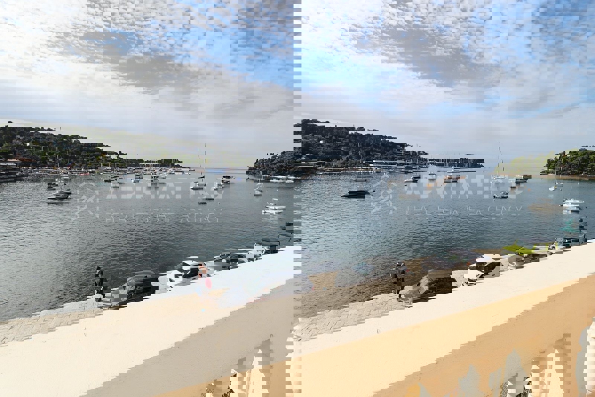 Rovigno, appartamento in posizione unica, prima fila al mare